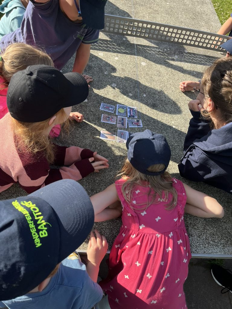 Wir haben heute das schöne Wetter genutzt und den ersten Dienst draußen verbracht. ☀️ Wir haben verschiedene kleine Teamspiele, aber auch Spiele zum Thema Feuerwehr gespielt. 🚒 Zum Abschluss gab’s noch für jeden ein Geschenk. Ein neues T-Shirt für jeden Feuerwehrschlumpf und Süßigkeiten. Dafür möchten wir uns nochmal herzlich bedanken!